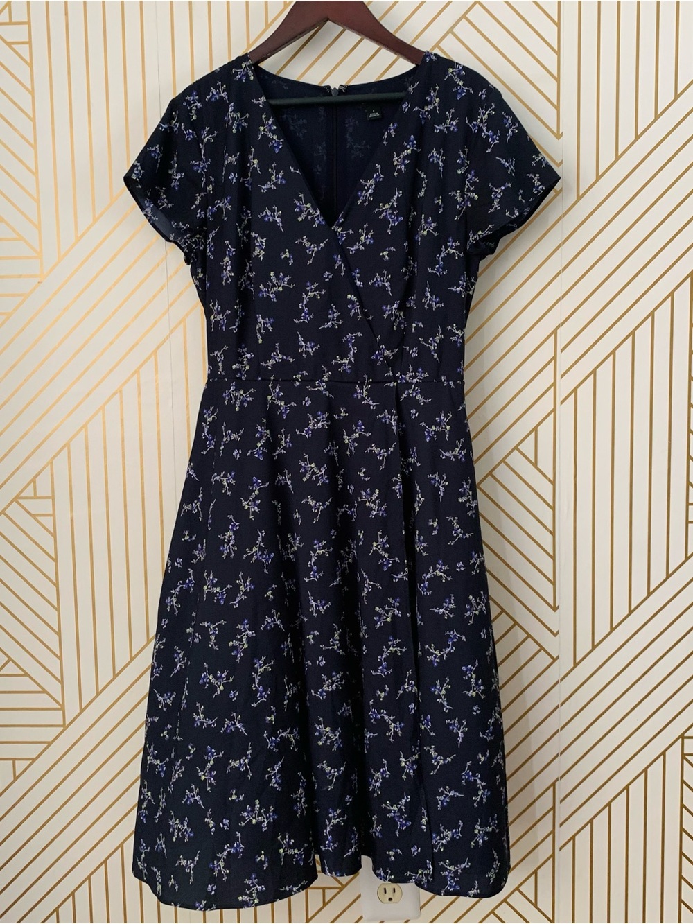 Ann Taylor Floral Faux Wrap A line Fit & flare Dress flutter sleeves chiffon 0